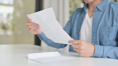 man met papier in de hand