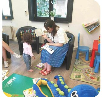 Voorlezen door de bib tijdens de Speelbabbel