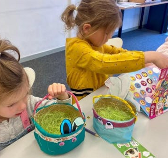kinderen knutselen voor Pasen