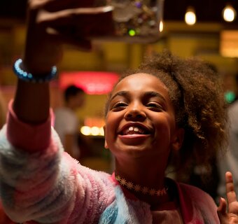 meisje filmt zichzelf